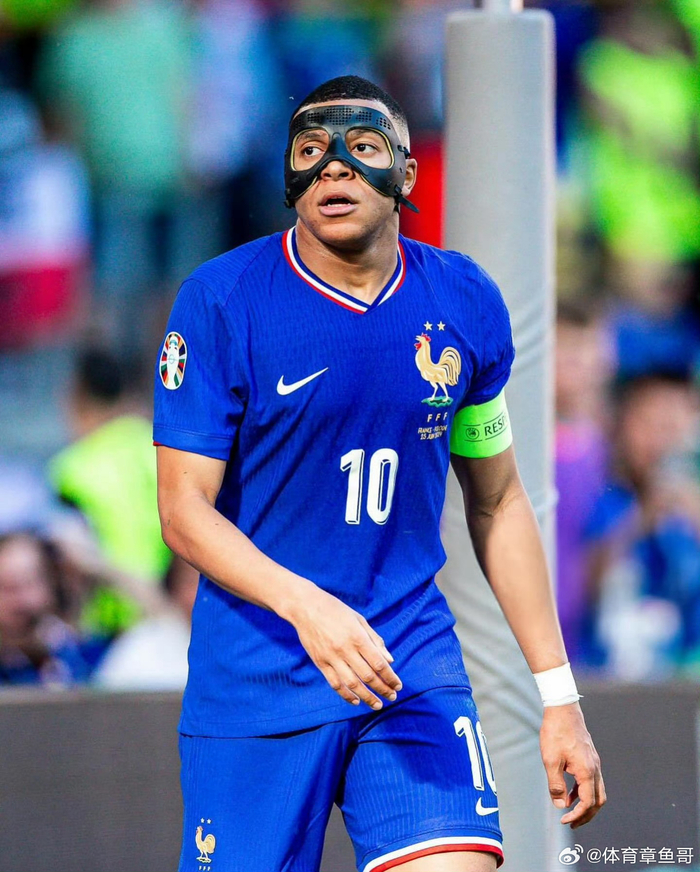 《亲女儿！《明日方舟》1／7阿米娅 报童手办开启预定》